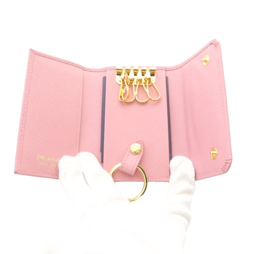 プラダ 4連 キーケース レザー ロゴ ピンク ゴールド色 1PG004 - メルカリ