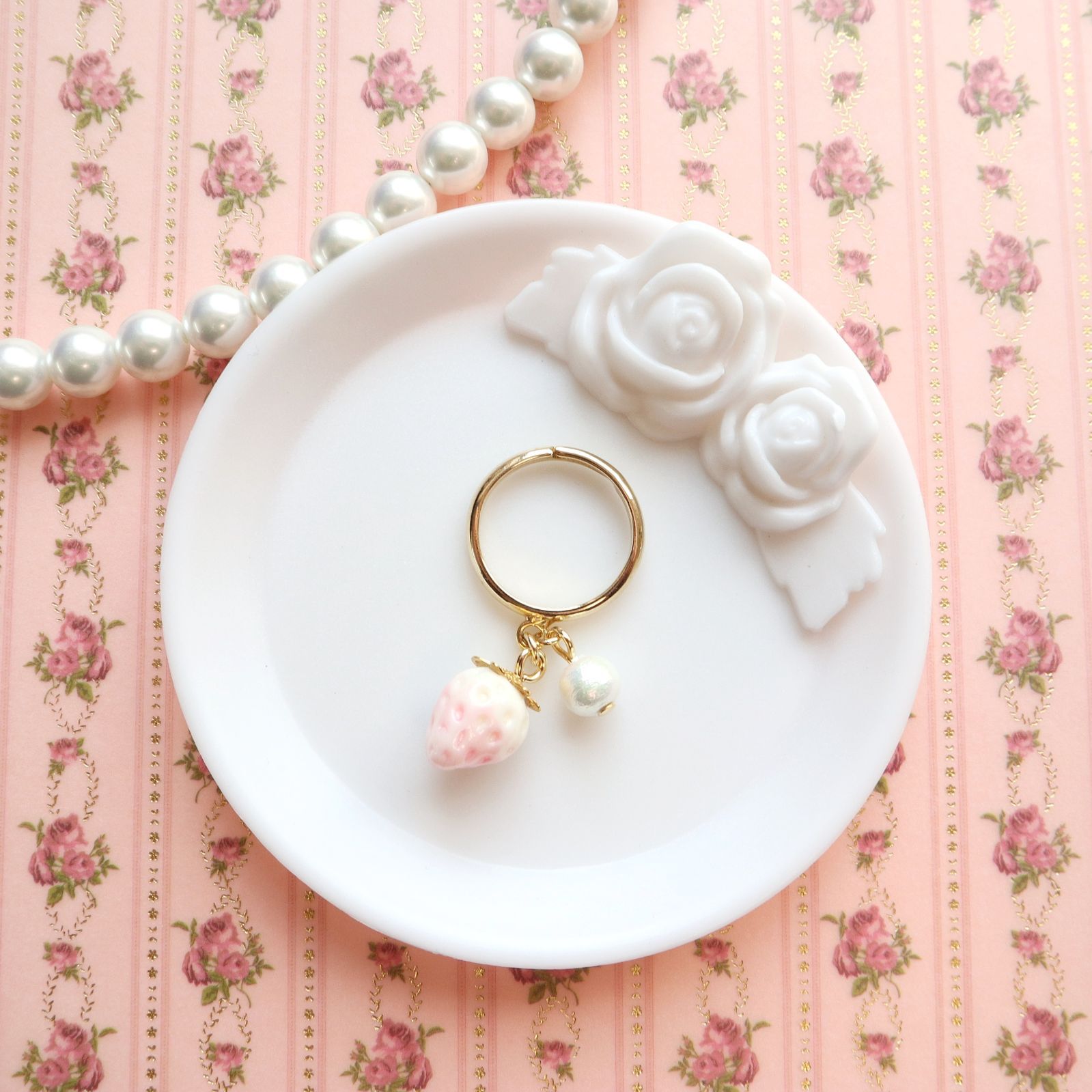 白苺とコットンパールのリング - メルカリ