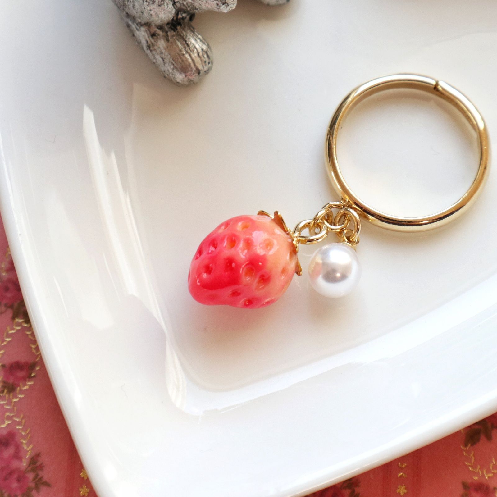 苺とパールのリング - メルカリ