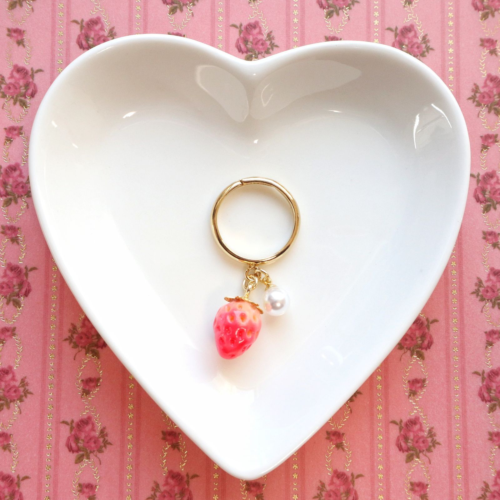 苺とパールのリング - メルカリ