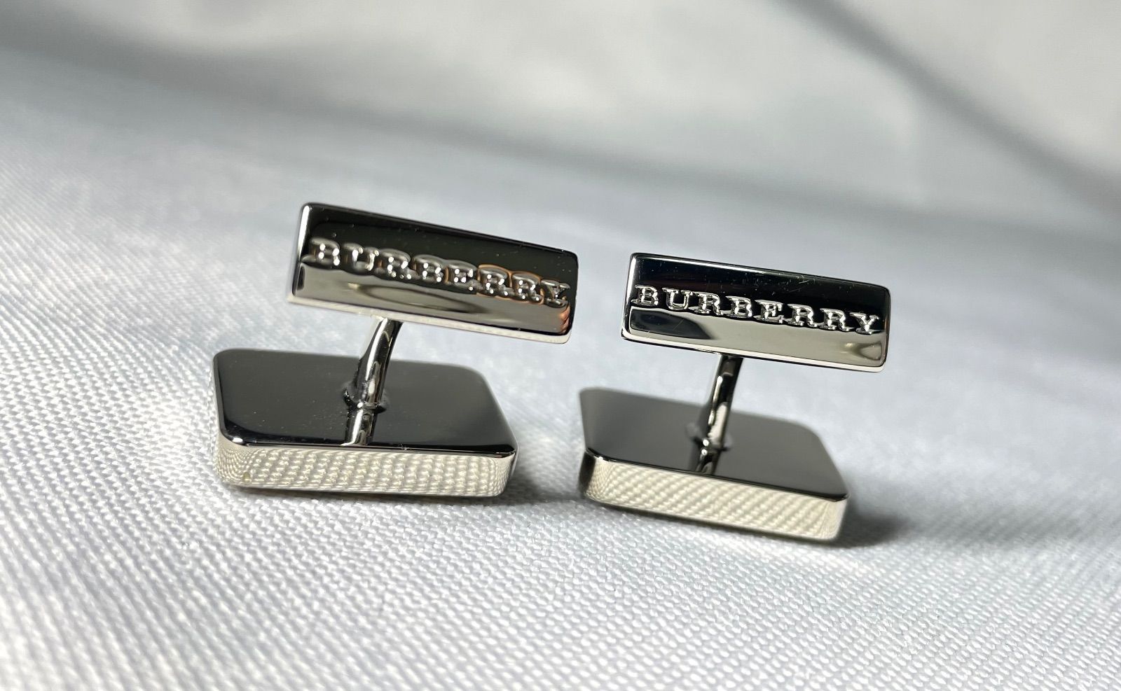 BURBERRY 美品 カフス 美品 近年モデル Burberry バーバリー ノバチェックライン スクエア