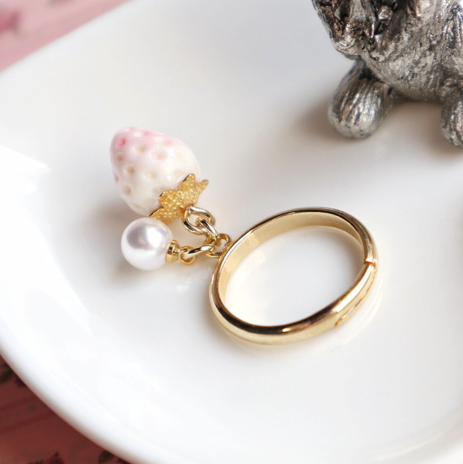 白苺とパールのリング - メルカリ