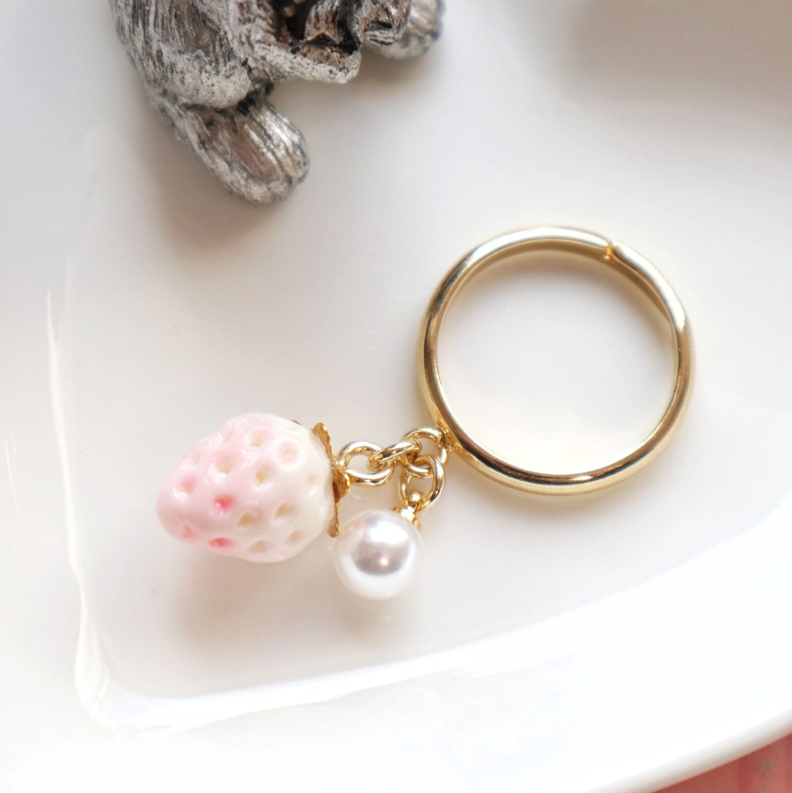 白苺とパールのリング - メルカリ