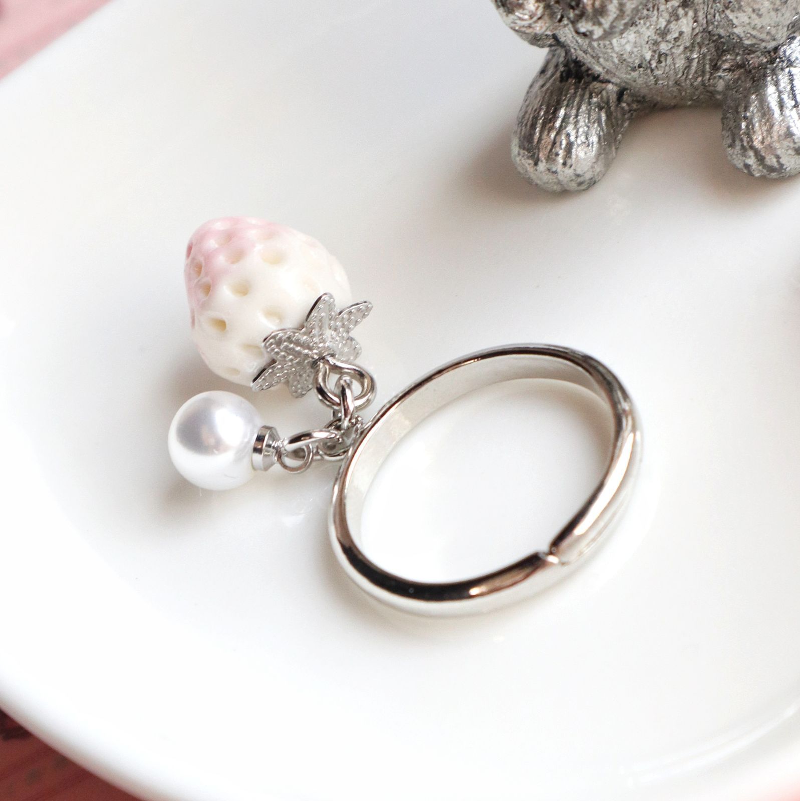 白苺とパールのリング＊シルバーカラー - メルカリ