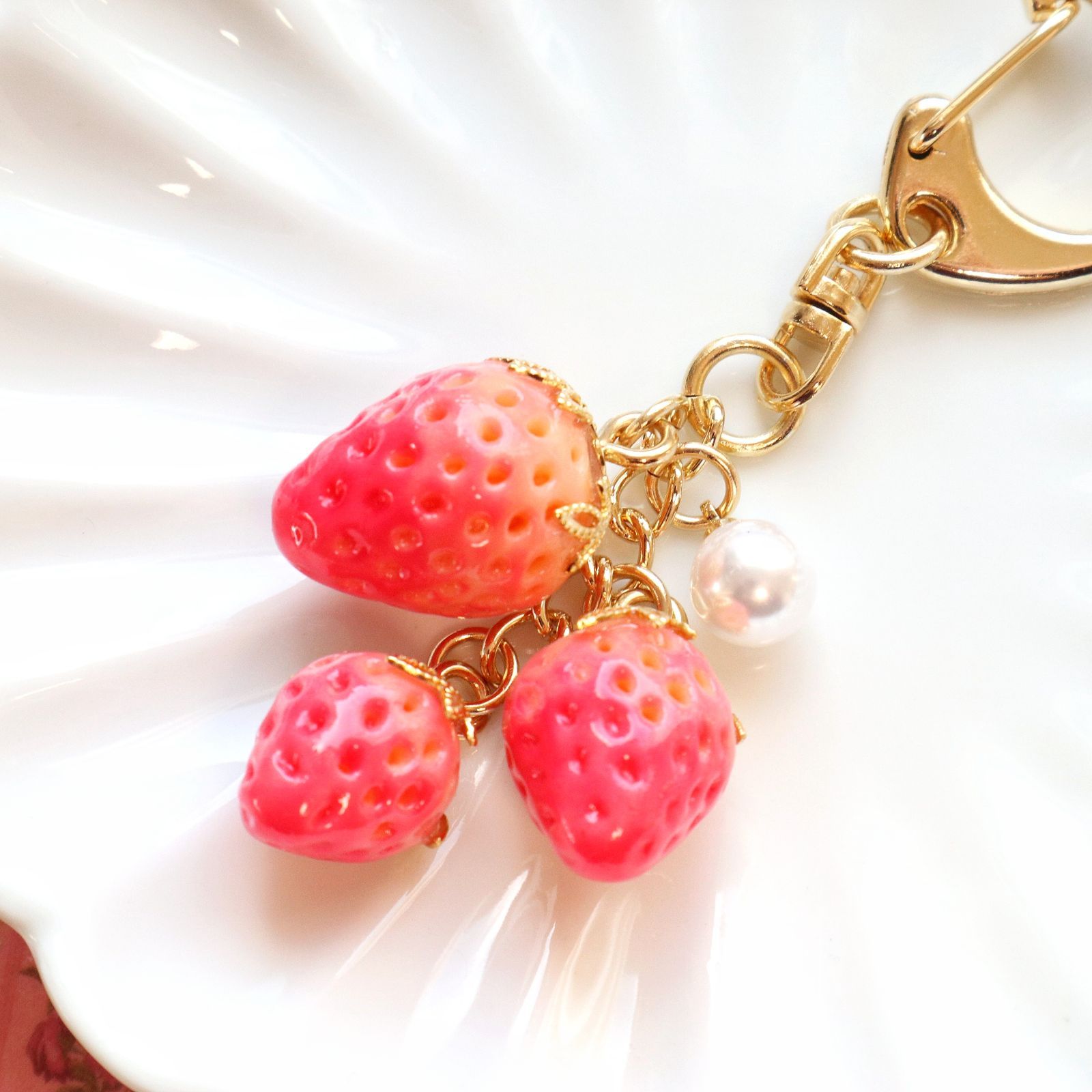 No.104 いちごチャーム　3ペア 3姉妹苺のチャーム - メルカリ