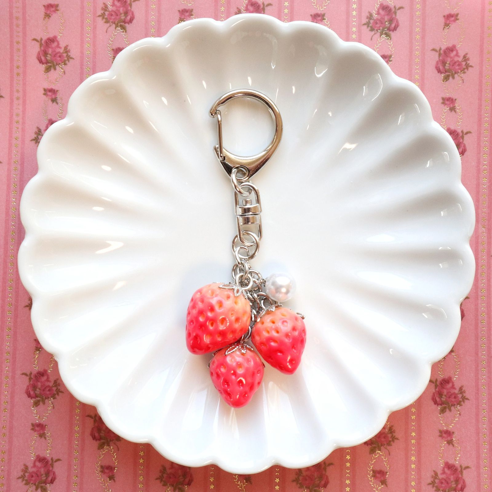 3姉妹苺のチャーム＊シルバーカラー - メルカリ