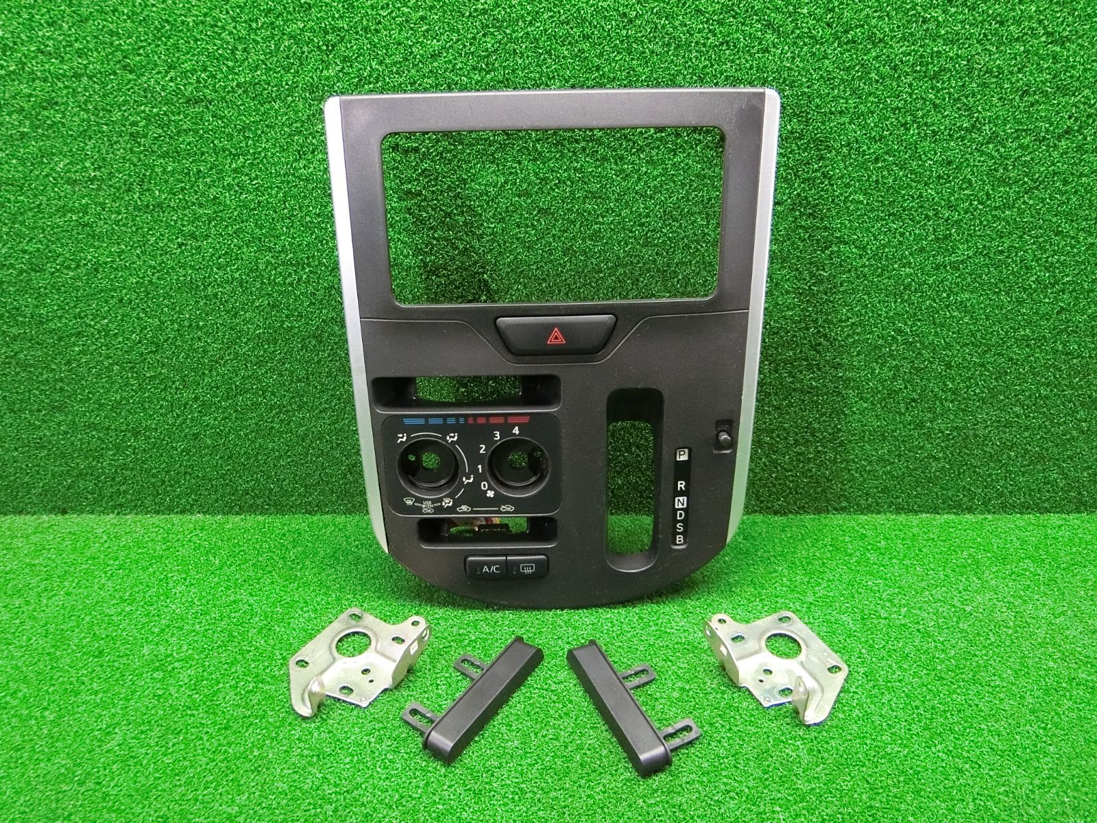 12921] 送料無料 ダイハツ タント LA600S オーディオ エアコン パネル