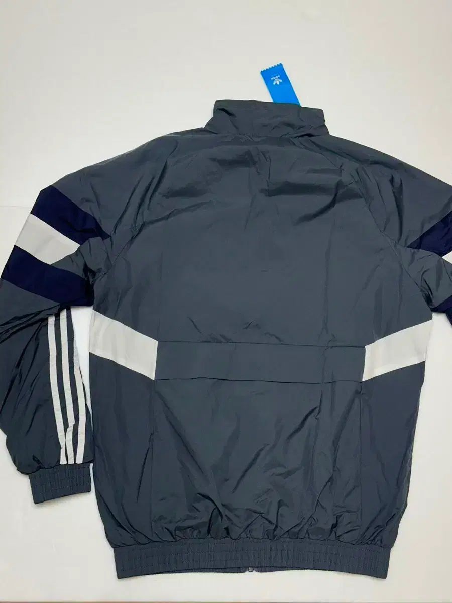 adidas レアル・マドリード ウィンドブレーカー グレー アディダス レアルマドリード ウィンドブレーカー グレー - メルカリ