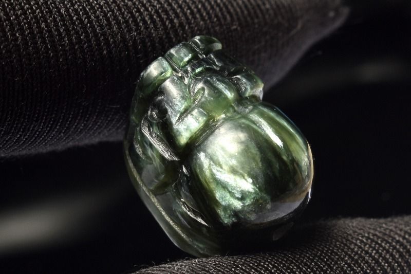 セラフィナイト　パワーストーン原石　置物 繊細彫刻◇ロシア産 セラフィナイト 15-16x10-11mm 貔貅彫刻(貫通穴