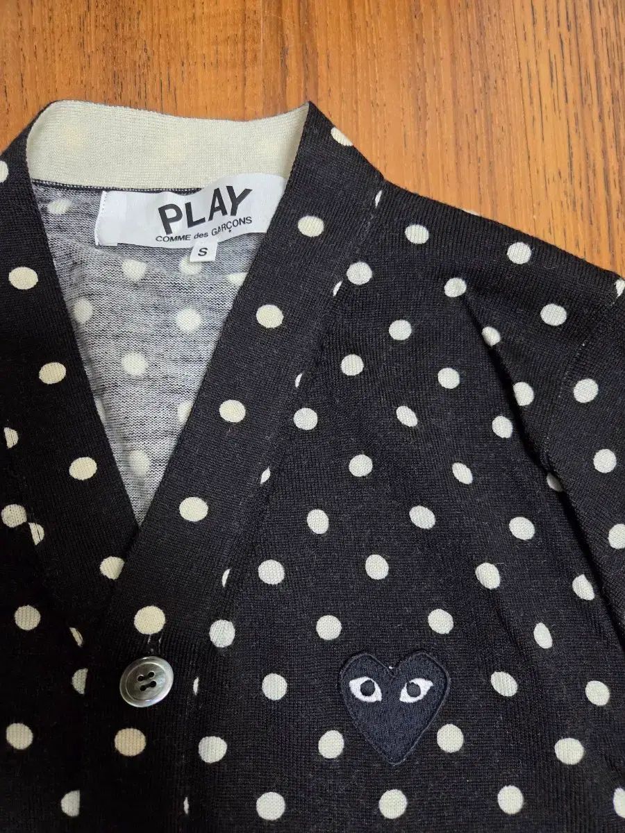 美品　ギャルソン　PLAY ドット　カーディガン　ブラック コム・デ・ギャルソン PLAY ブラック ドット カーディガン - メルカリ