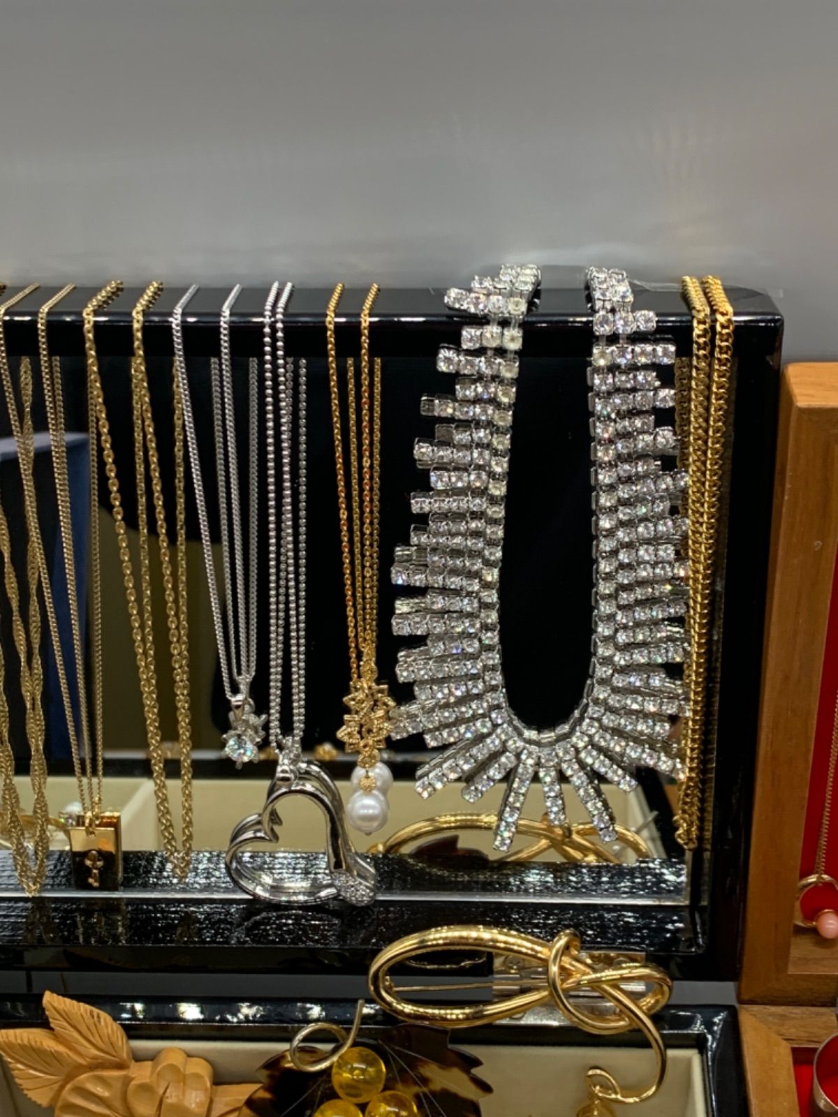 遺品整理 アクセサリー まとめ ブローチ ネックレス イヤリングなどなど生前整理 遺品整理 生前整理 アクセサリー まとめ売り ネックレス リング