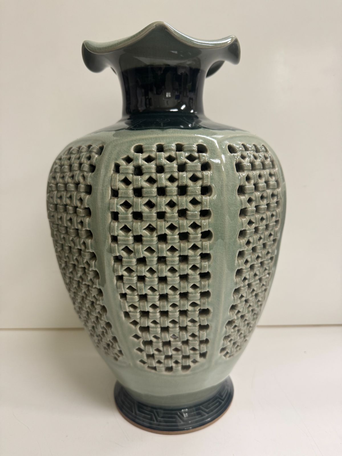 陶器製 高麗青磁 透かし彫り 花器 花瓶 壺 【公式通販】