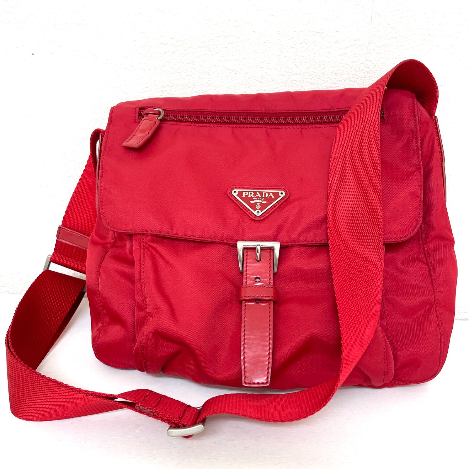 極美品 プラダ ショルダー メッセンジャーバッグ 三角ロゴ サフィアーノ 赤 ✨美品✨PRADA プラダ ショルダーバッグ 三角ロゴプレート レッド 斜