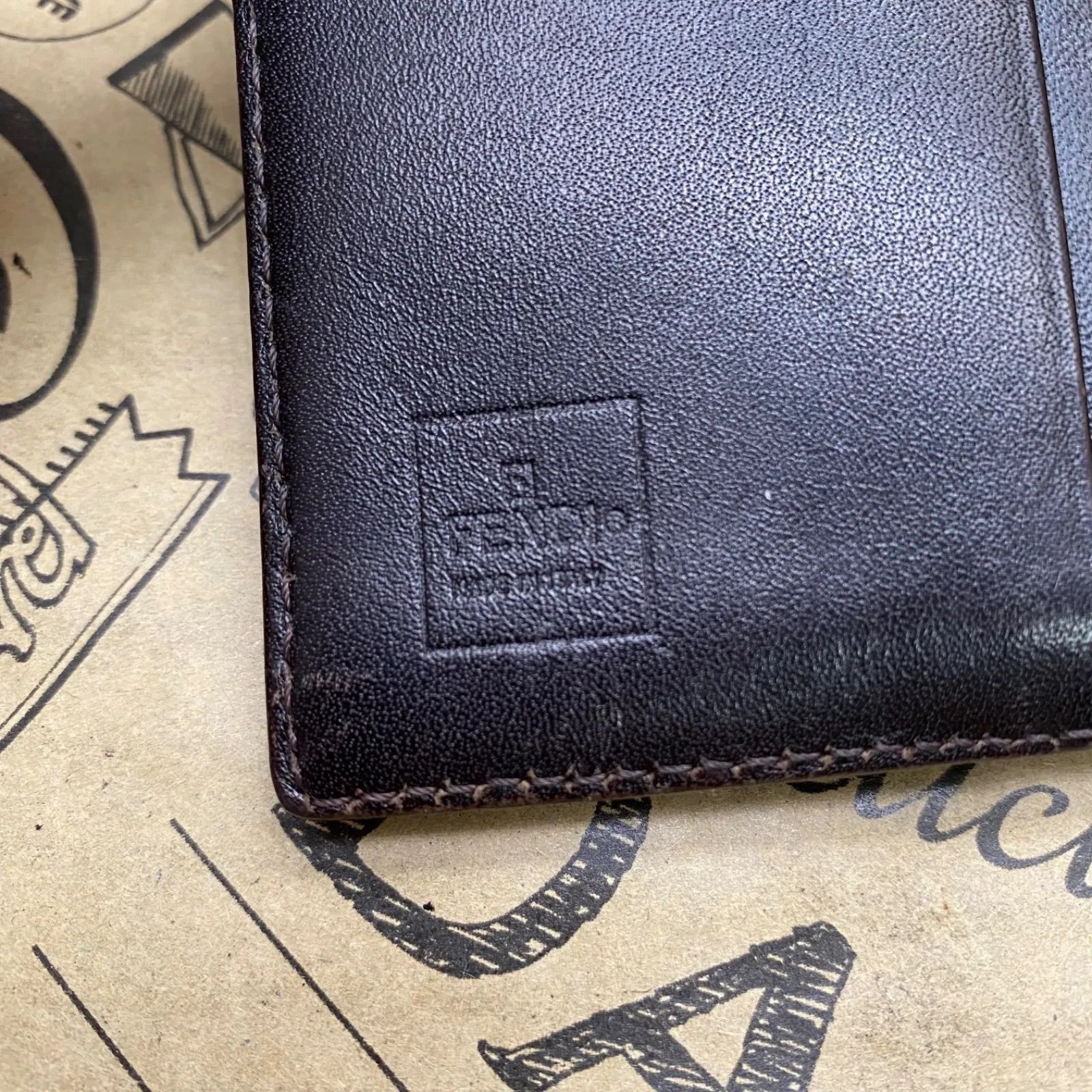 FENDIフェンディ エンボス ズッカ 三つ折り財布 フェンディ 3つ折り 財布 ズッカ カード コンパクト FZ376 - メルカリ