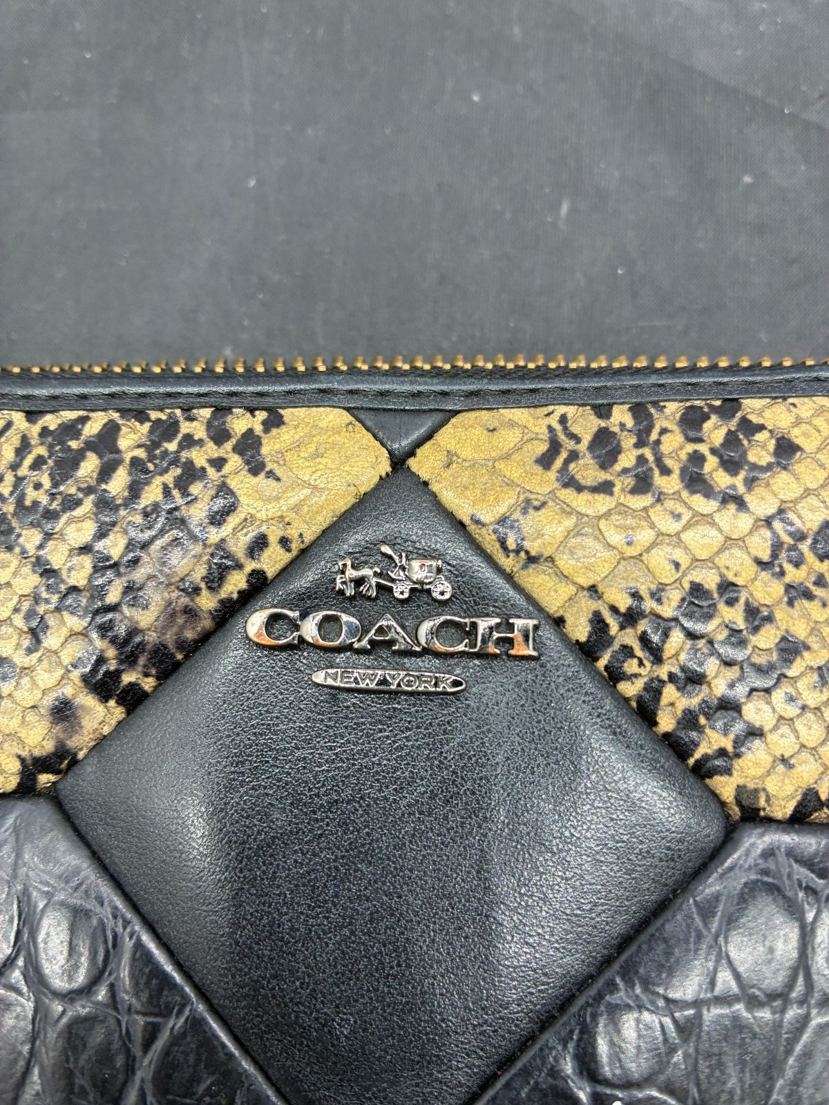 美品✴︎COACH パイソン柄長財布 新品 COACH コーチ ホワイト×ブラック パイソン柄(蛇柄 へびがら)長