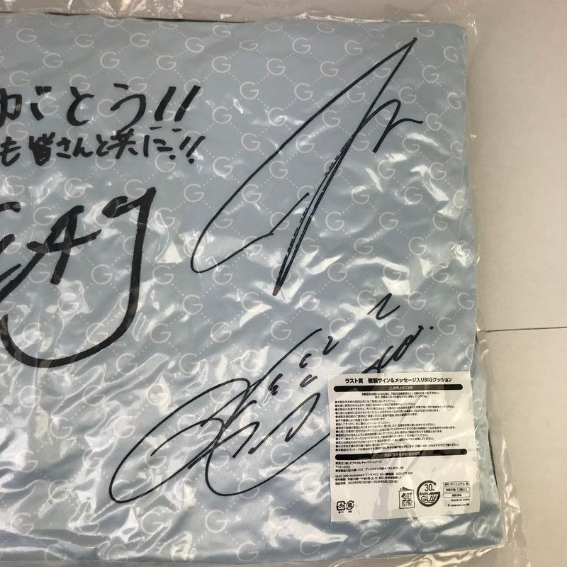 中古品】 GLAY 複数サイン＆メッセージ入りBiGクッション 「GLAY 30th