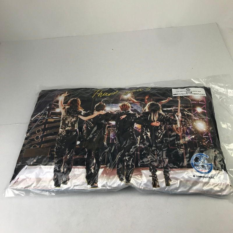 中古品】 GLAY 複数サイン＆メッセージ入りBiGクッション 「GLAY 30th