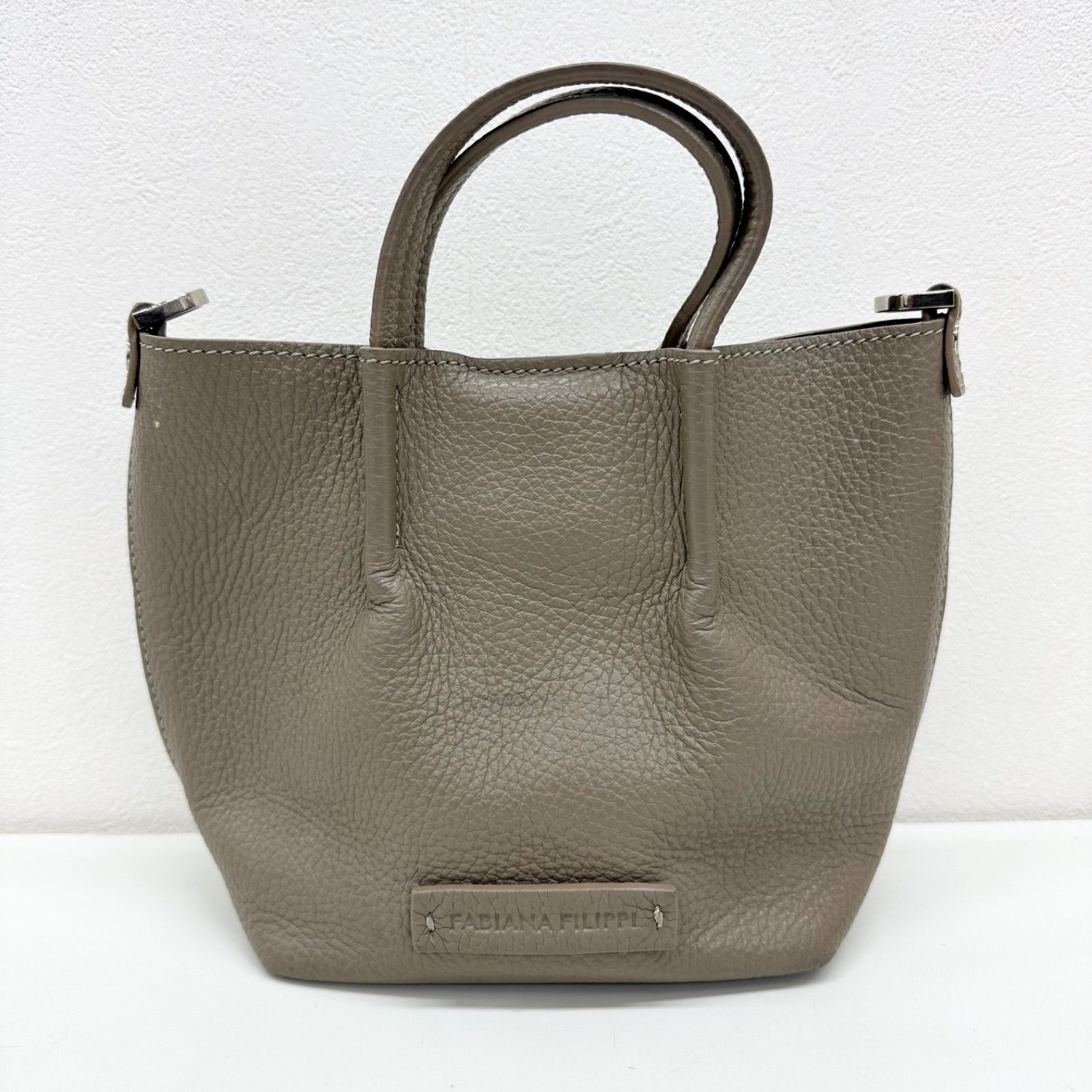 【美品】ファビアナフィリッピ ハンドバッグ モニーレ レザー シボ革 グレー 美品】ファビアナフィリッピ ハンドバッグ モニーレ レザー シボ革 グレー