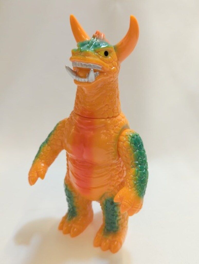 TRASH GOODZ 二本角怪獣 (小) オレンジ成型/緑/赤 - メルカリ
