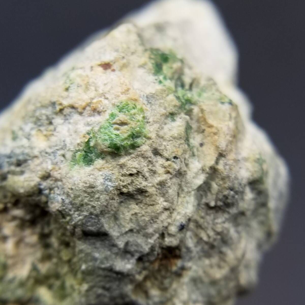 パキスタン産 デマントイドガーネット クリスタル 原石 母岩付き 鮮緑