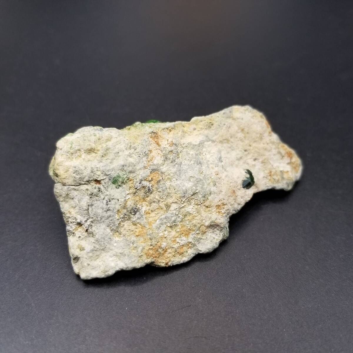 パキスタン産 デマントイドガーネット クリスタル 原石 母岩付き 鮮緑