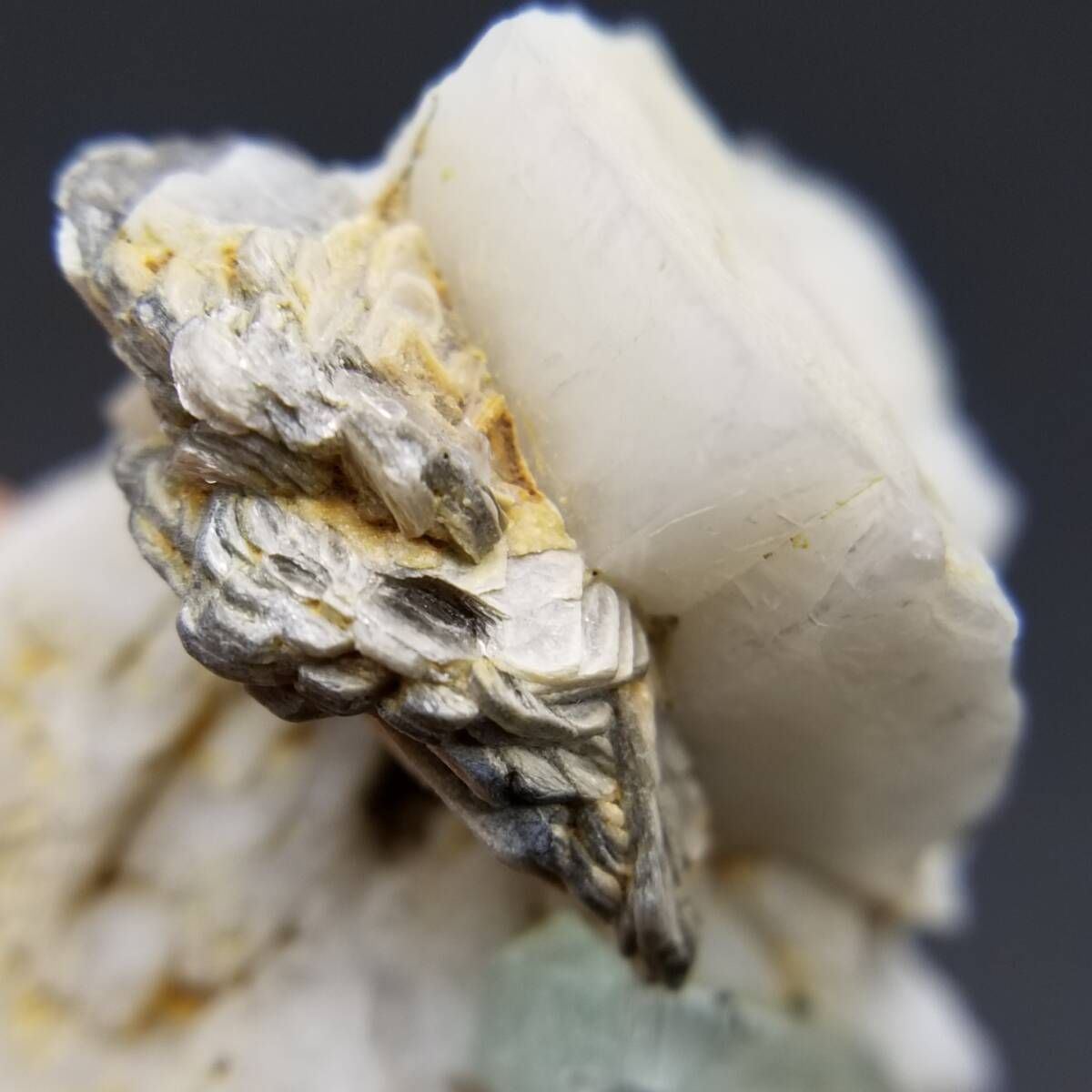 鉱物標本　雲母・アクアマリン・ゴシェナイトの結晶 鉱物標本 雲母・アクアマリン・ゴシェナイトの結晶 ゴシェナイト 400