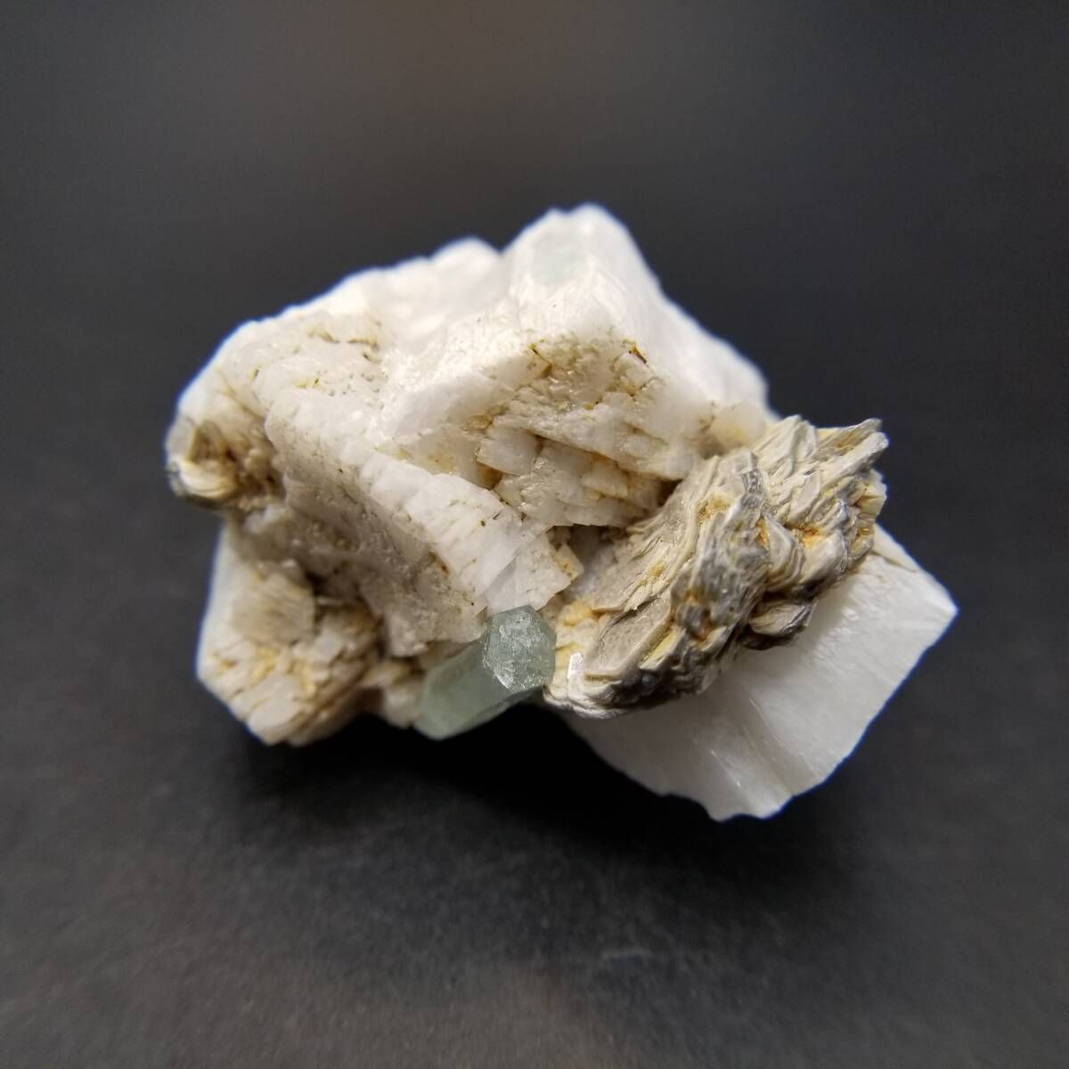 鉱物標本　雲母・アクアマリン・ゴシェナイトの結晶 パキスタン産 アクアマリン 雲母 クリスタル 母岩付き 原石 結晶 天然