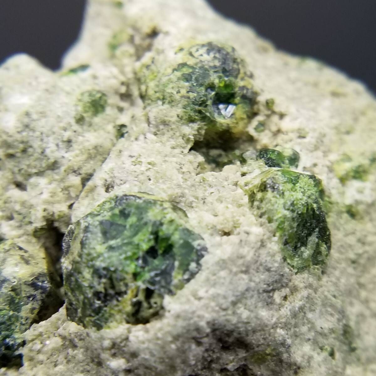 大型標本 デマントイドガーネット 【10】/ パキスタン産 / 鉱物標本 原石 パキスタン産 デマントイドガーネット クリスタル 母岩付き 原石 結晶