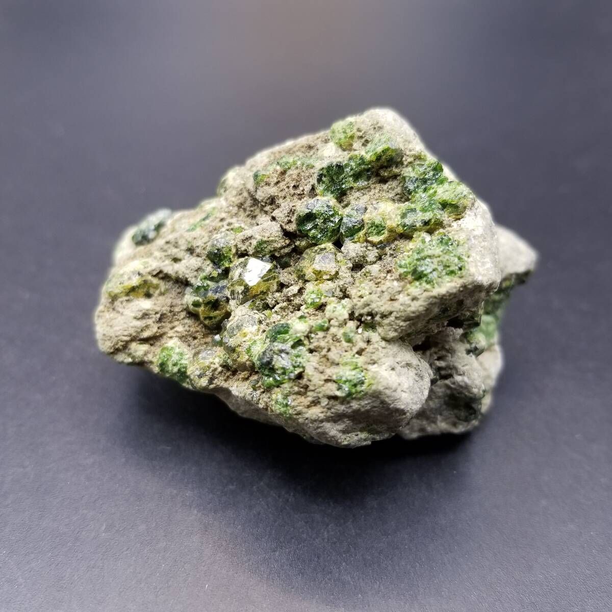 パキスタン産 デマントイドガーネット クリスタル 母岩付き 原石 結晶