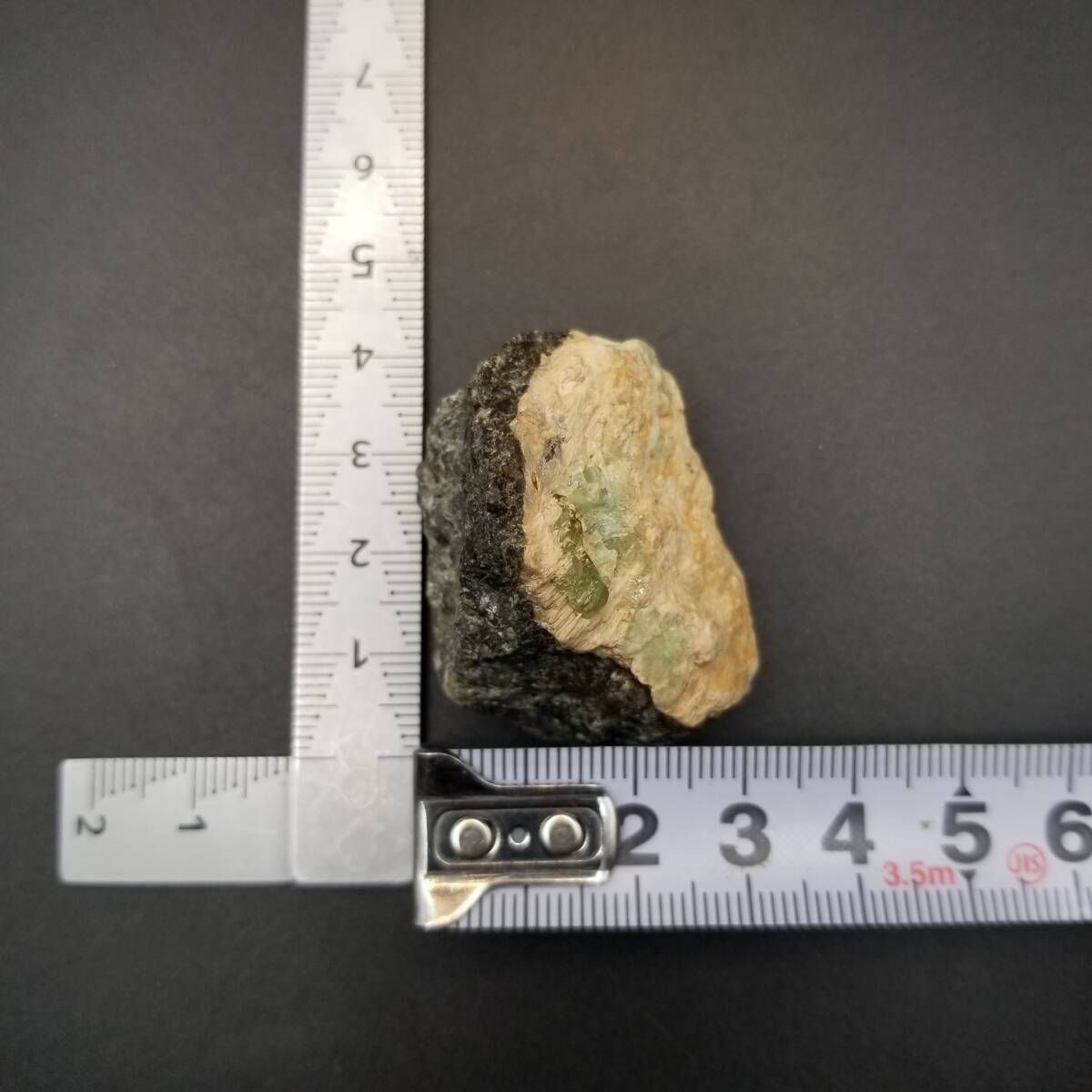 パキスタン産 デマントイドガーネット クリスタル 母岩付き 原石 結晶