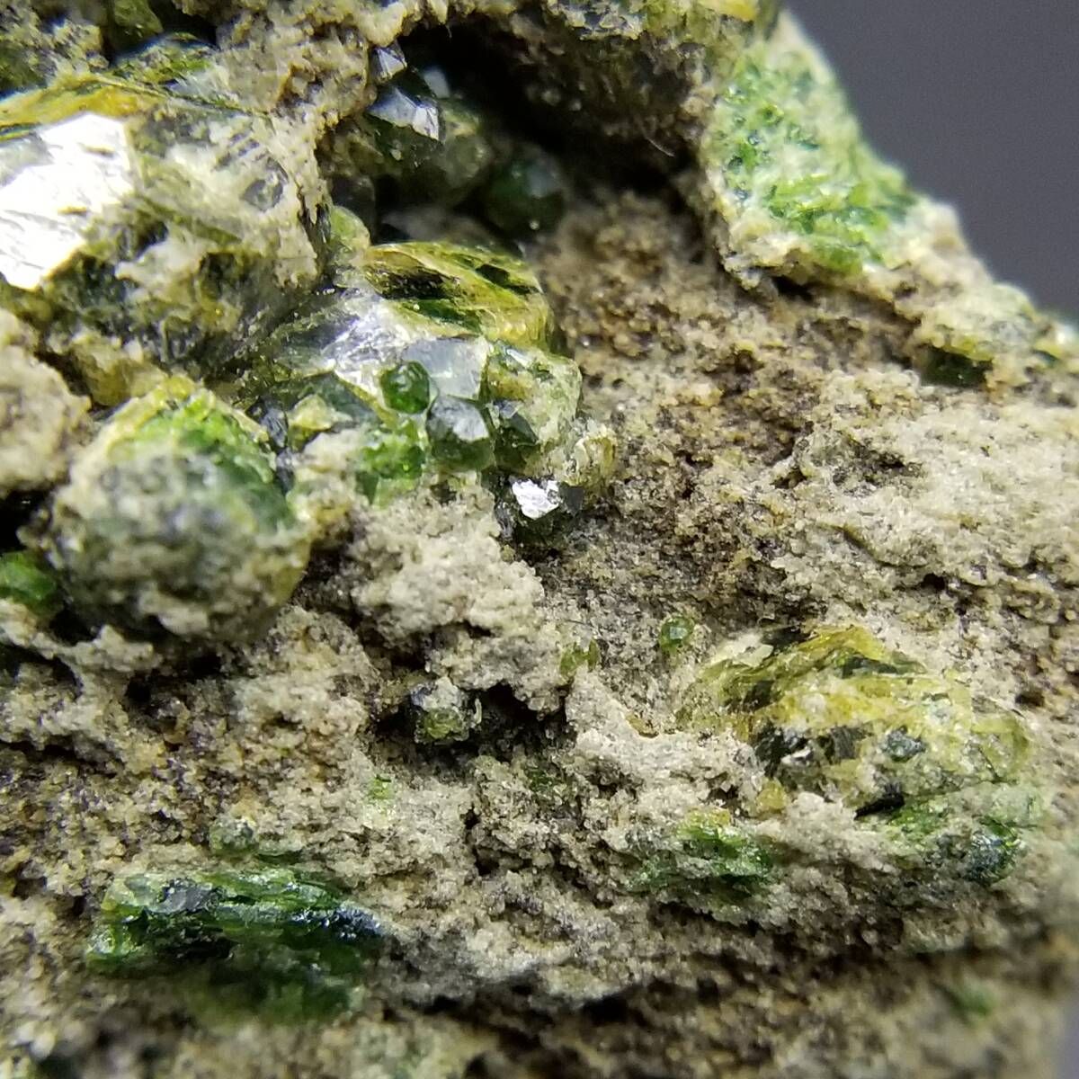 パキスタン産 デマントイドガーネット クリスタル 母岩付き 原石 結晶