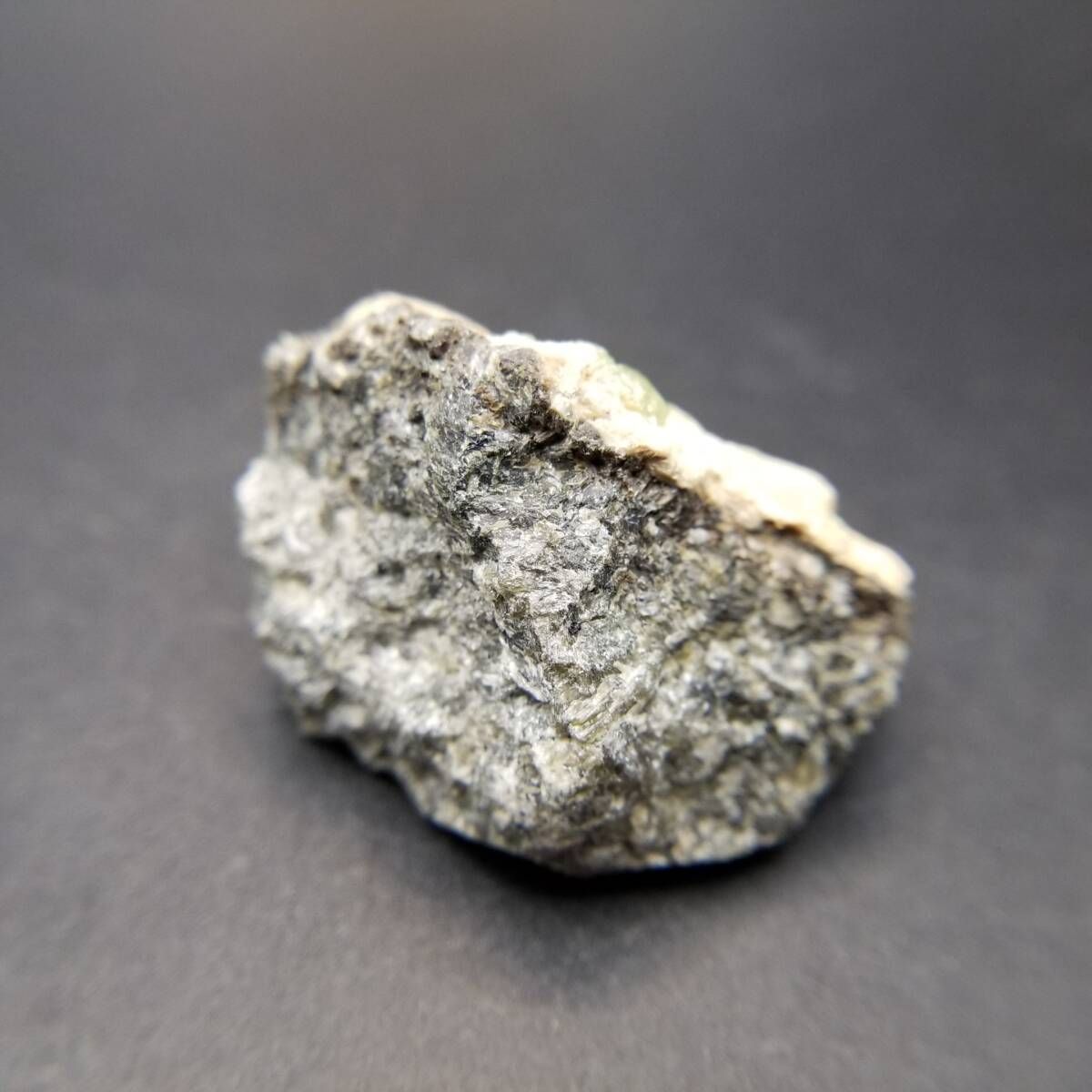 パキスタン産 デマントイドガーネット クリスタル 母岩付き 原石 結晶