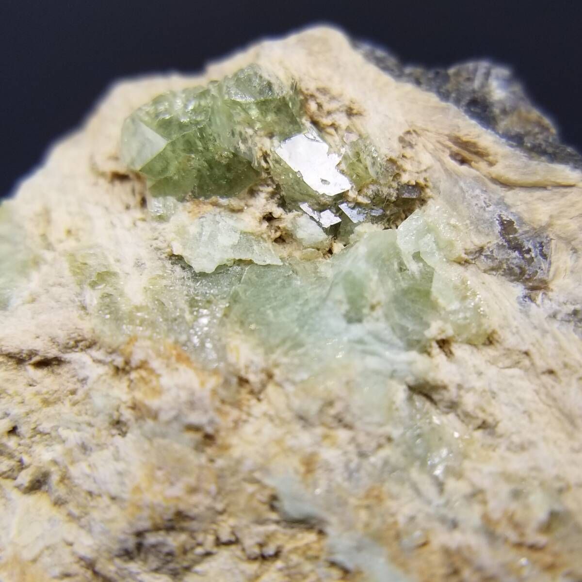 パキスタン産 デマントイドガーネット クリスタル 母岩付き 原石 結晶