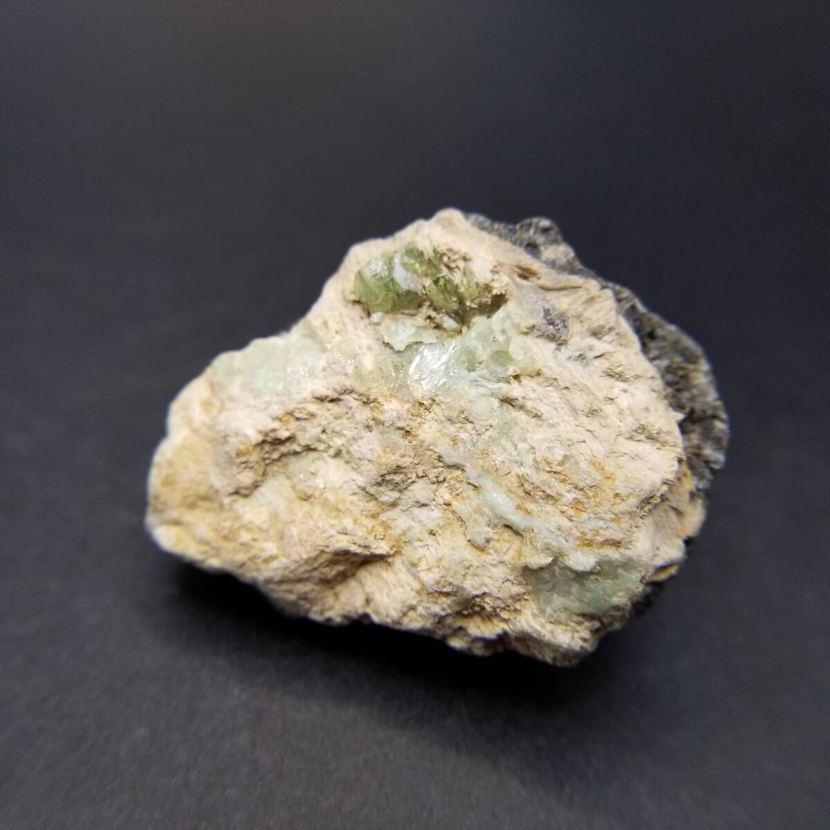 パキスタン産 デマントイドガーネット クリスタル 母岩付き 原石 結晶