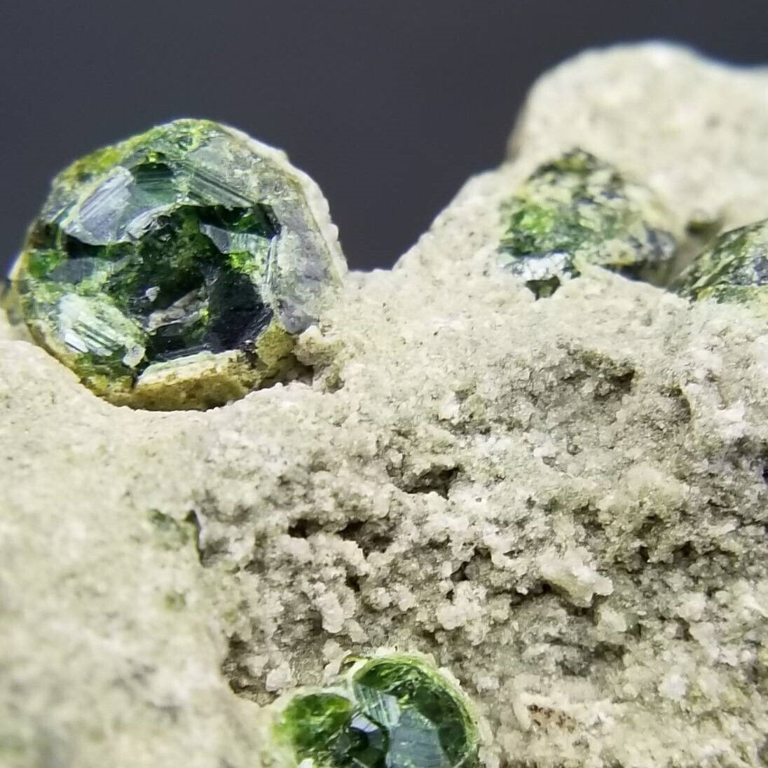 大型標本 デマントイドガーネット 【10】/ パキスタン産 / 鉱物標本 原石 パキスタン産 デマントイドガーネット | 鉱物標本,カ行,ガーネット