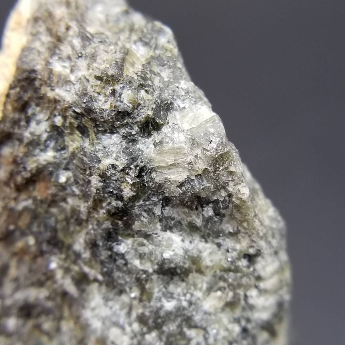 パキスタン産 デマントイドガーネット クリスタル 母岩付き 原石 結晶