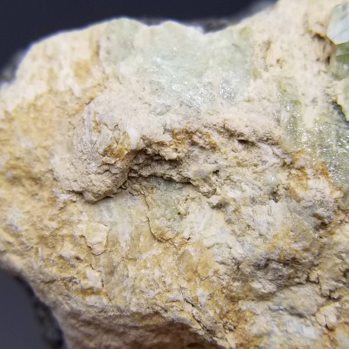 パキスタン産 デマントイドガーネット クリスタル 母岩付き 原石 結晶