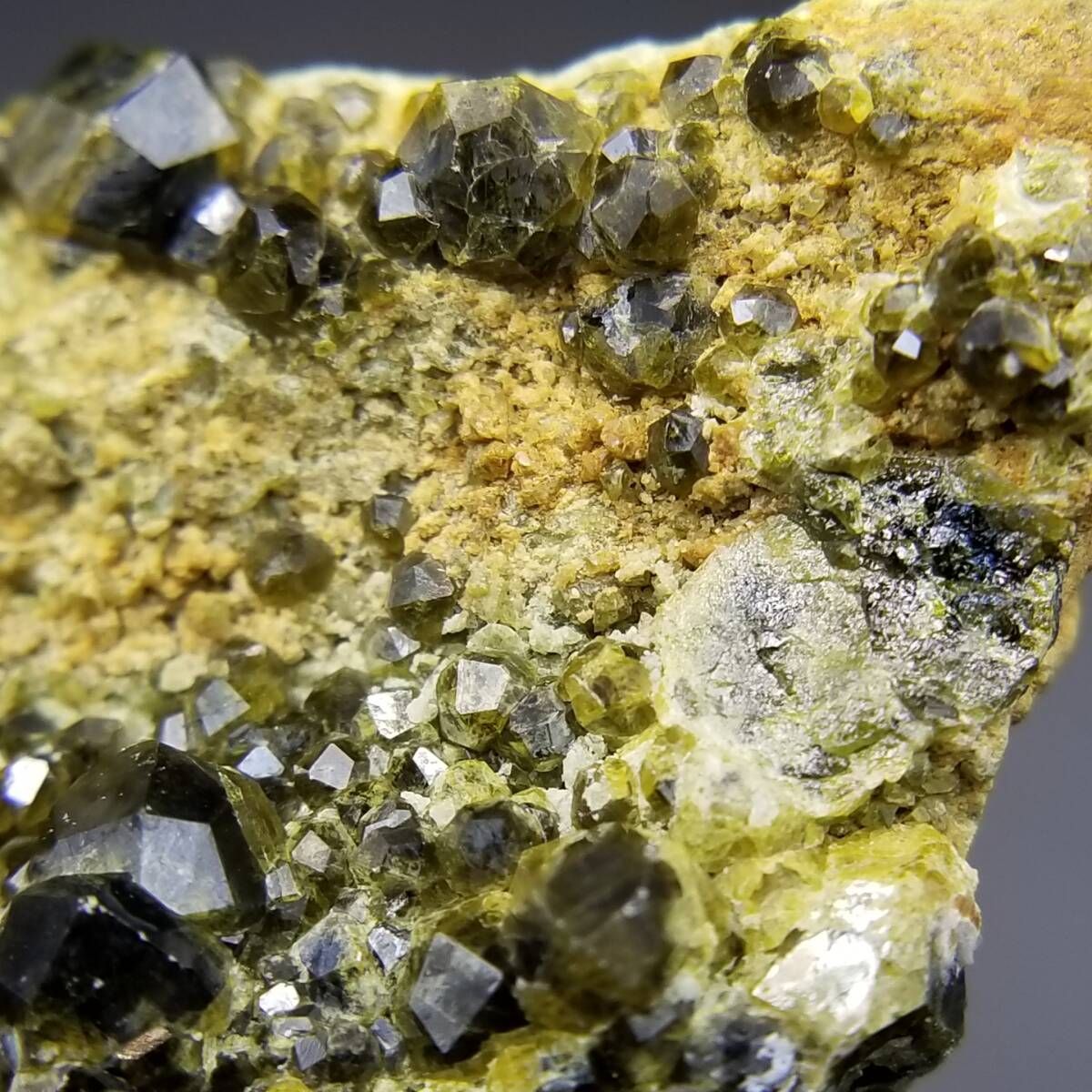 イラン産 デマントイドガーネット 原石 母岩付き 鮮緑 結晶 クリスタル