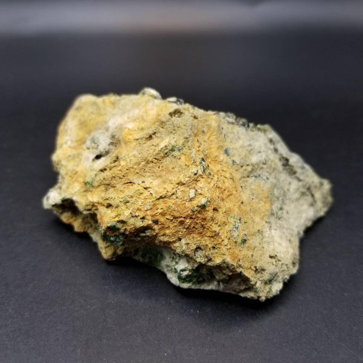 イラン産 デマントイドガーネット 原石 母岩付き 鮮緑 結晶 クリスタル