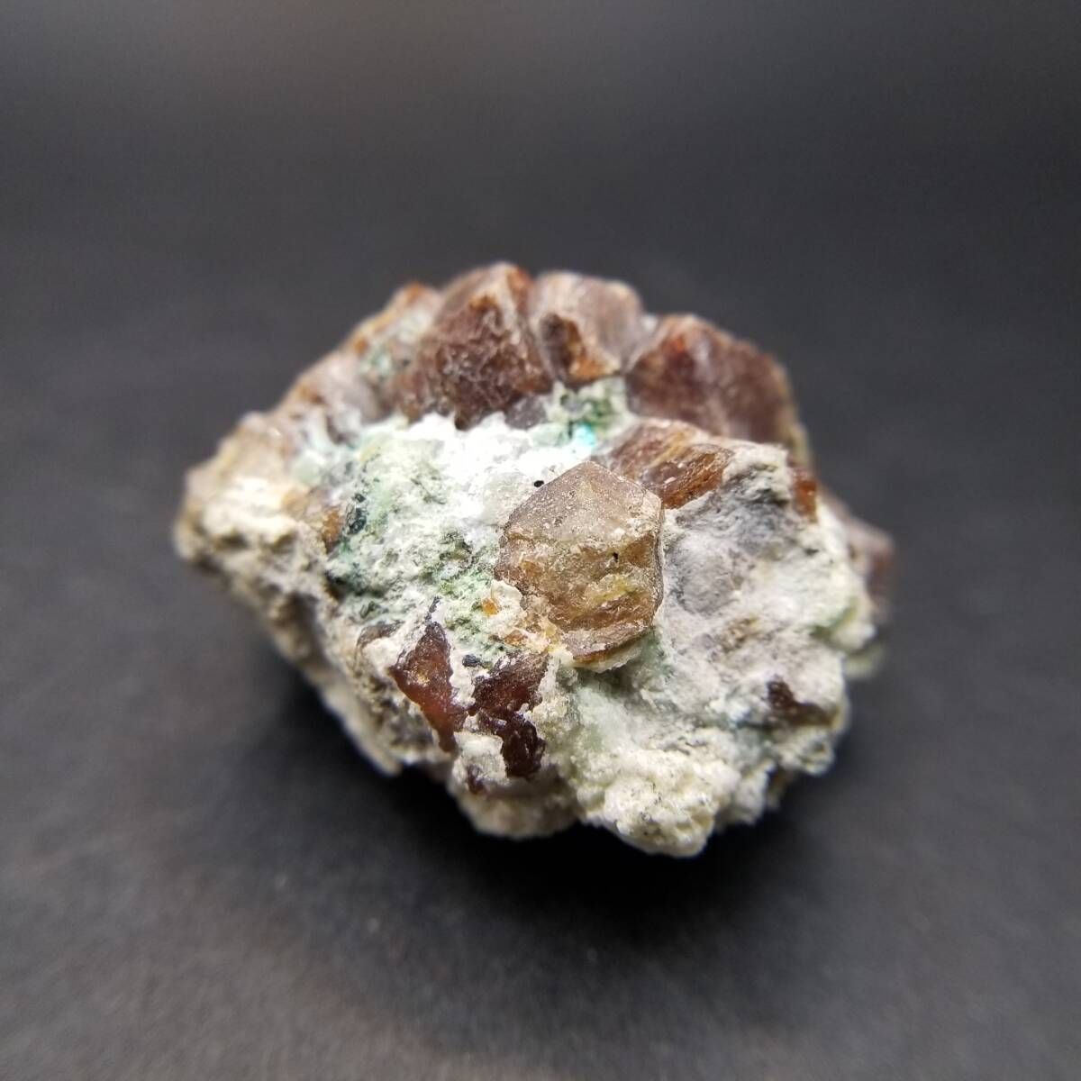 パキスタン産 スペサルティンガーネット 原石 母岩付き キャラメル色