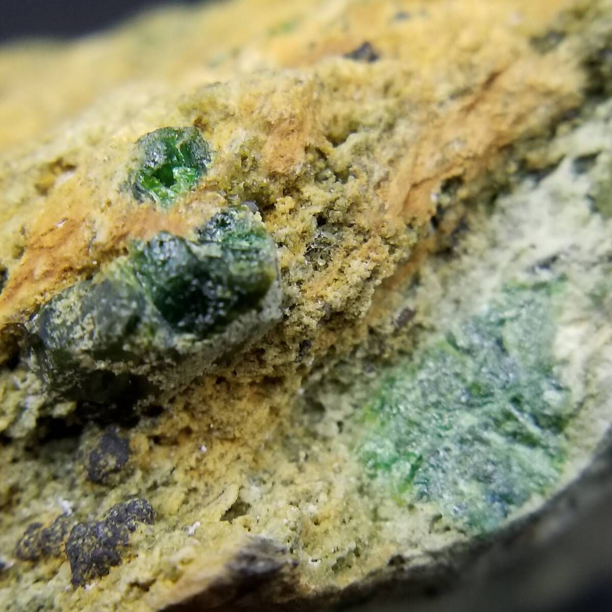 イラン産 デマントイドガーネット 原石 母岩付き 鮮緑 結晶 クリスタル