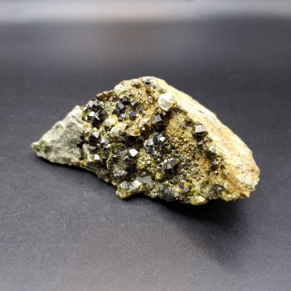 デマントイドガーネット イラン産 / 天然石 原石 鉱物標本 イラン産 デマントイドガーネット 原石 母岩付き 鮮緑 結晶 クリスタル