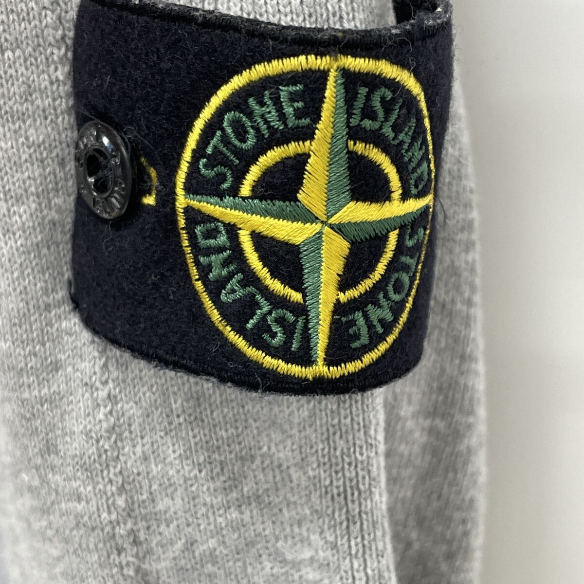 STONE ISLAND ストーンアイランド 6415562B2 ｸﾞﾚｰ ｺｯﾄﾝ ｺﾝﾊﾟｽﾊﾟｯﾁ