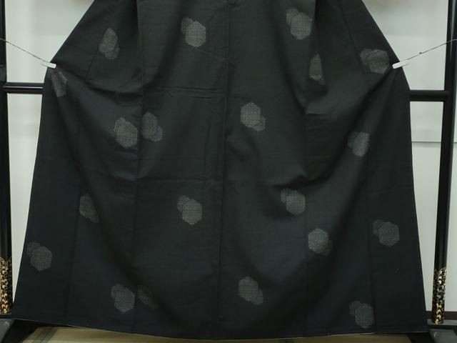 平和屋着物○極上 本場結城紬 重要無形文化財 80亀甲 飛び亀甲柄 亀甲