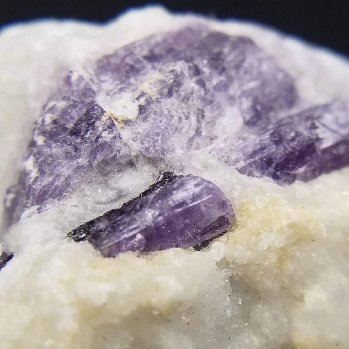 アフガニスタン産 スキャポライト 柱石 クリスタル 紫色 原石 母岩付き