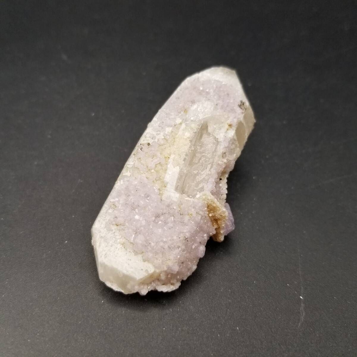 パキスタン産 パープルアパタイト on クォーツ 原石 鉱物 パキスタン産