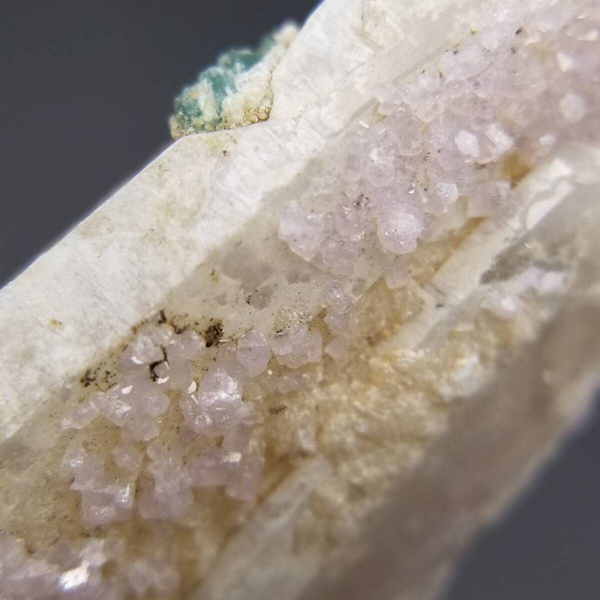 アフガニスタン産 パープル アパタイト クォーツ クリスタル 原石 共生