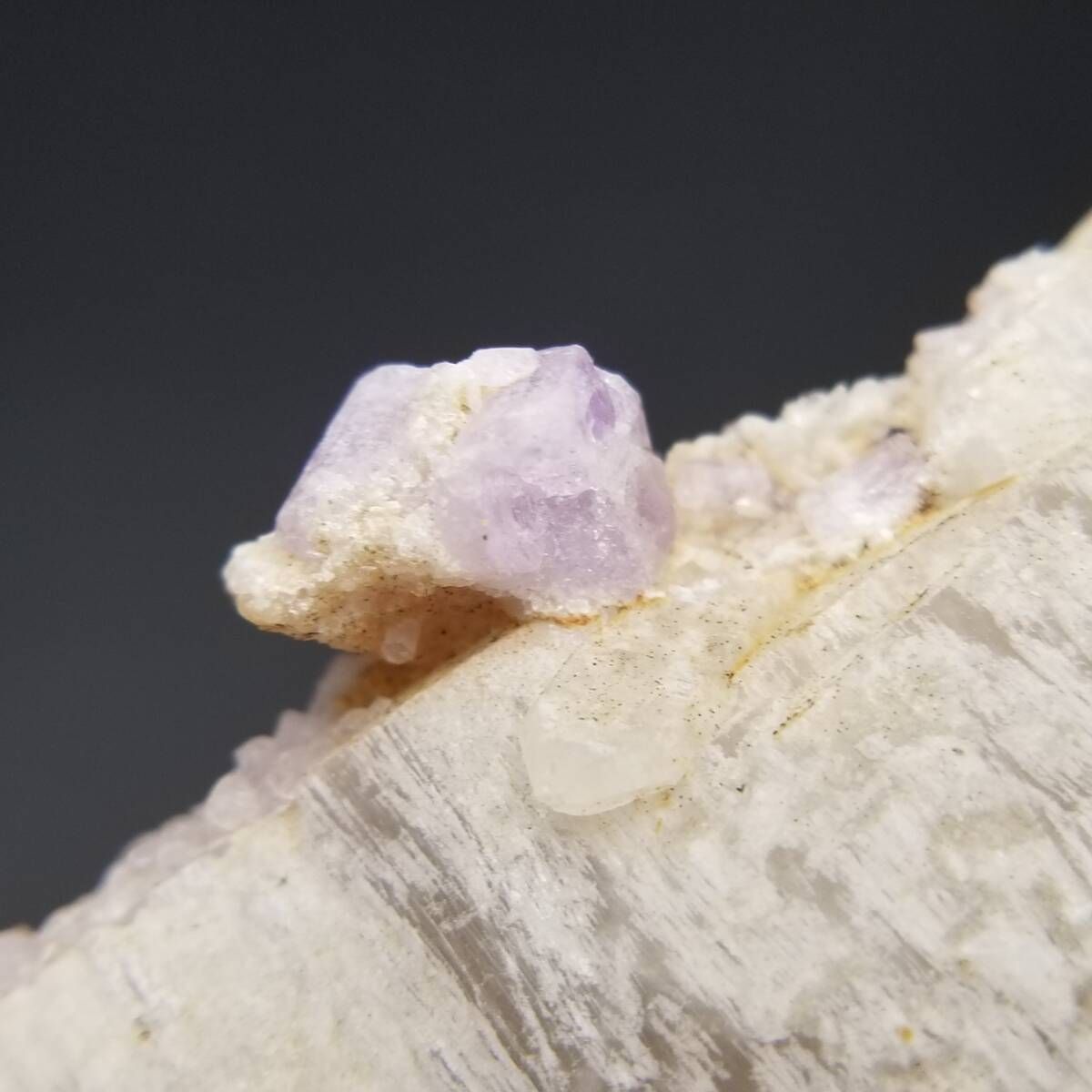パキスタン産 パープルアパタイト on クォーツ 原石 鉱物 アフガニスタン産 パープル アパタイト クォーツ クリスタル 原石 共生