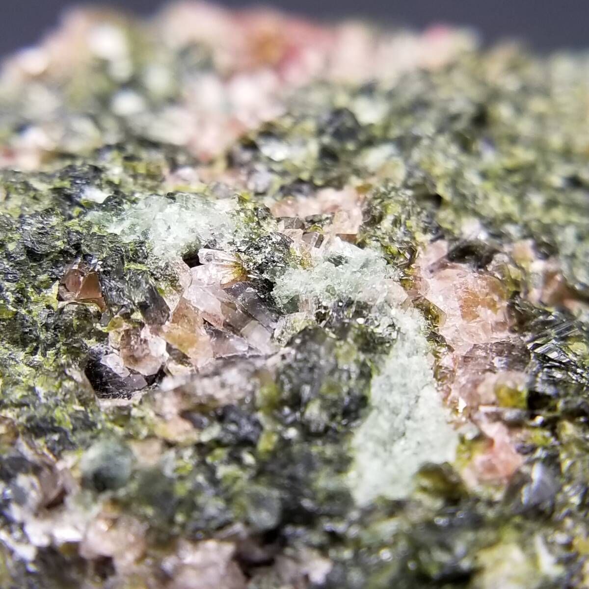 奇跡の共生石！エピドート＆クリスタル原石①　唯一無二の高波動パワーストーン 240328114_2.jpg