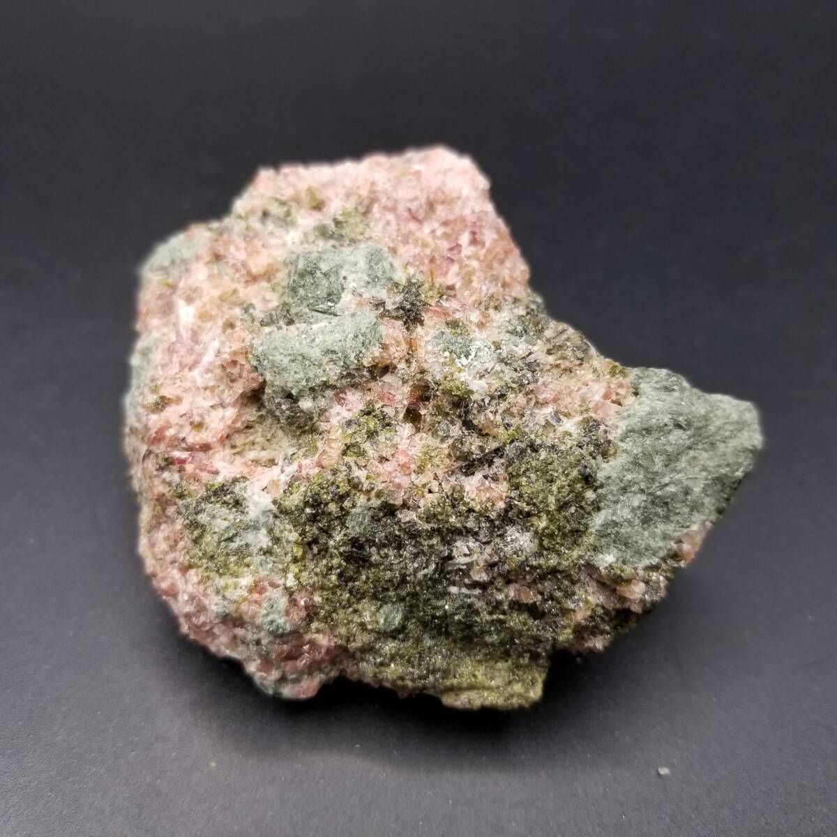 奇跡の共生石！エピドート＆クリスタル原石①　唯一無二の高波動パワーストーン アフガニスタン産 ピンク クリノゾイサイト エピドート クリスタル